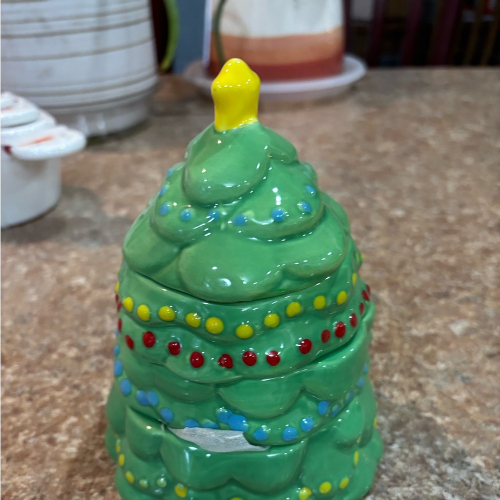 The Bakehouse Circa Festive Green Christmas Tree set of measuring cups.NWOT